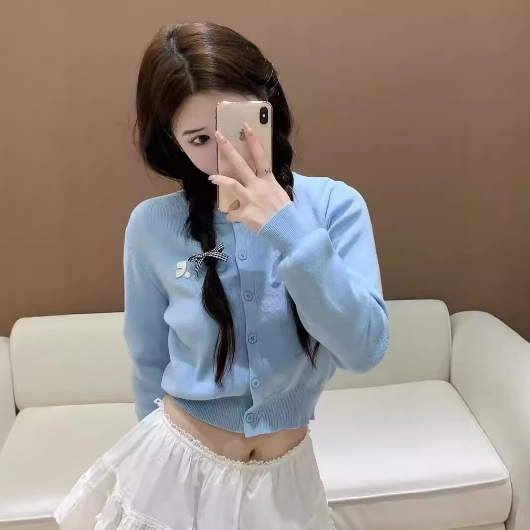 即墨原工場早秋の新型優しい粉RRアルファベット刺繍ニットカーディガンセーターのコートの短い上着の外付け