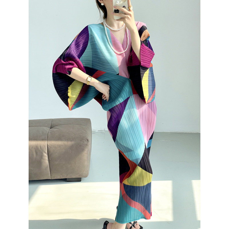 Miyake Bat Sleeve Pleated Dress Women's 2025 Summer Style High-End Western Style Loose Printed V Neck Vacation Long Dress Miyake Bat Sleeve Pleated Dress Women's 2025 Summer Style High-End Western Style Loose Printed V Neck Vacation Long Dress
