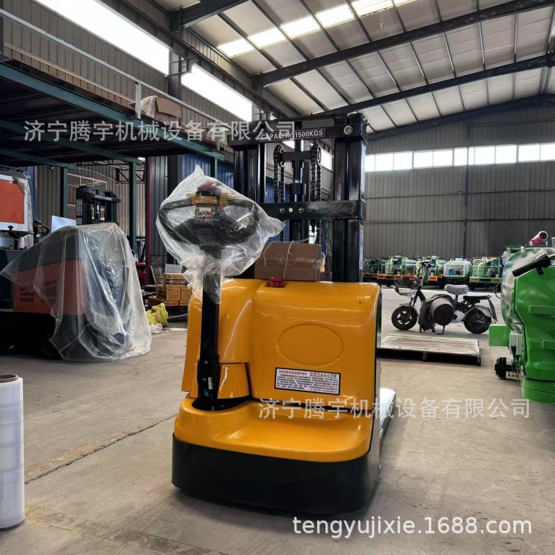 手推式堆高车1.6米高价搬运货物用叉车2.5米高1.5吨堆高车站驾式