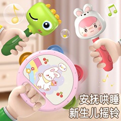 国境を越えた子供の手で鈴をたたいて砂のハンマーの男の女の子は知能を訓練して開発します。