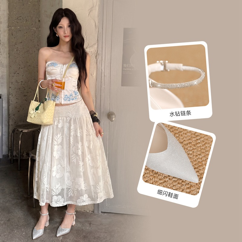 Chất liệu Chất liệu tổng hợp (giả da) cao cấp, đế nhựa chống trượt