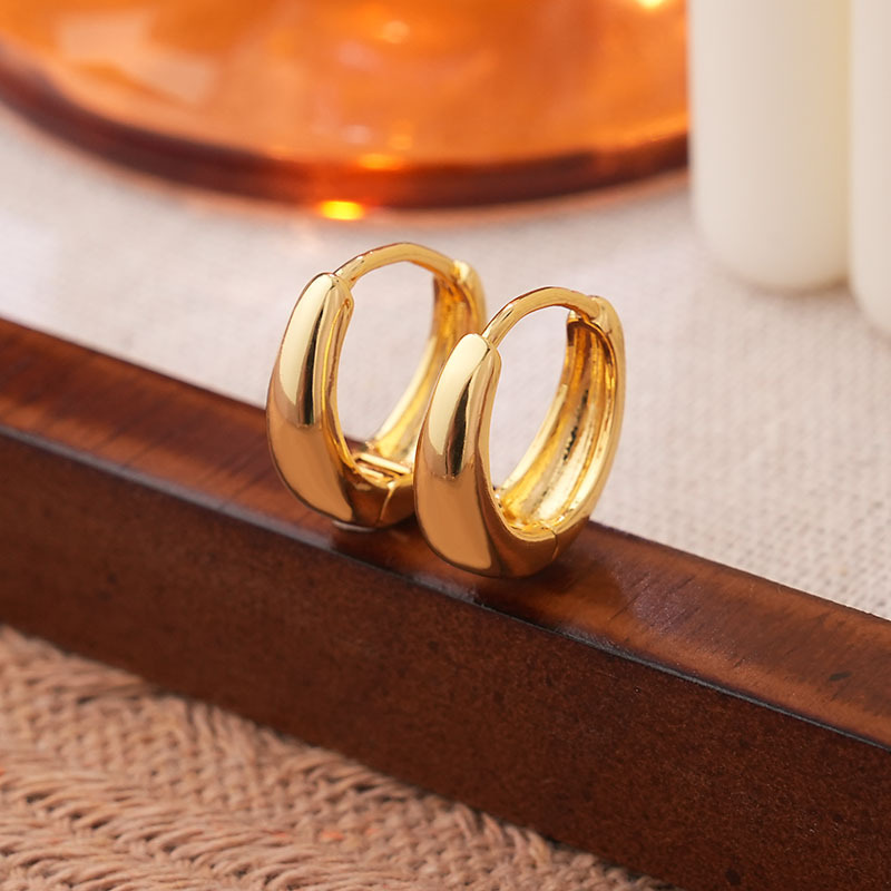 Temperamento coreano nicho 925 pendientes de plata simple personalidad femenina simple brillante joyería de viento frío al por mayor