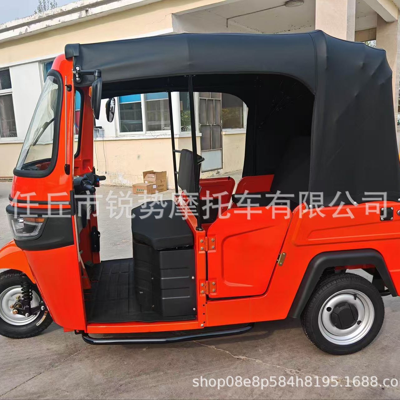 Fuel-Powered Tricycle, Black Passenger-Drawn Vehicle, Tourist-Trucked Vehicle for Passenger Transport in Scenic Areas, Gasoline-Powered Tricycle