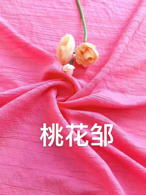 現物は桃の花のシワネットの赤いシワの筋の感のしわの布の春夏のシャツのワンピースの生地のズボンの布のシワの布を供給します。|undefined
