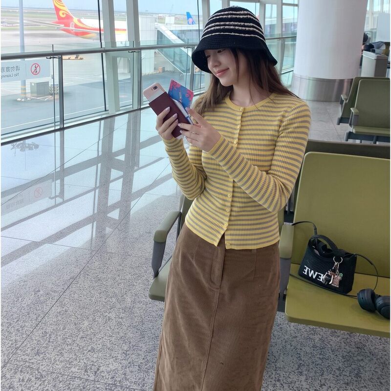 Retro fresh striped slim-fit single-breasted round-neck waist-cinching knitted cardigan slim-fit top for women Retro fresh striped slim-fit single-breasted round-neck waist-cinching knitted cardigan slim-fit top for women