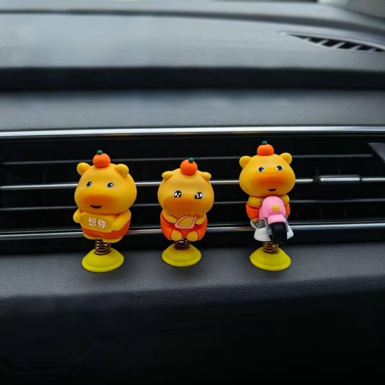 Super sweet capybara little Lulu car ornament, cartoon spring bouncy toy, car dashboard decoration, in stock