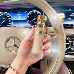 ディトゥの細い腰に化粧を持っているファンデーションのカバー液は軽くて薄い保湿bbクリームを通します。