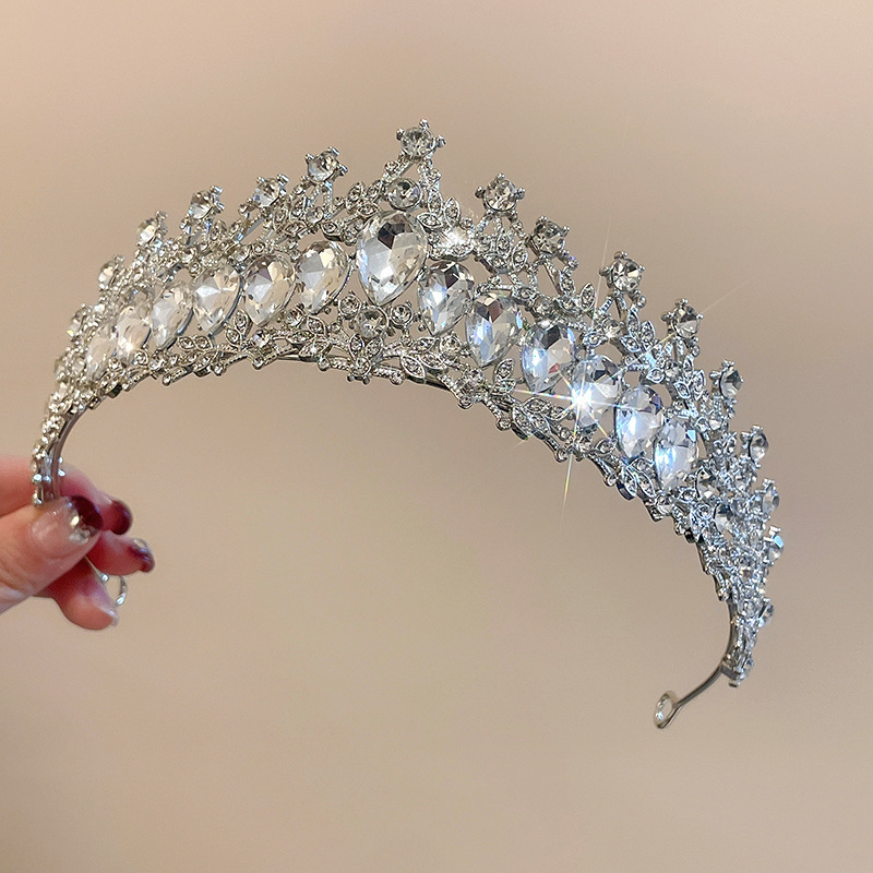 Diadema #36 - Corona de flores ovalada con diamantes plateados.