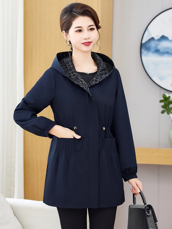 お母さんの秋の服は帽子の長袖の風衣と一緒に腰を収めてやせている雰囲気が現れます。|undefined