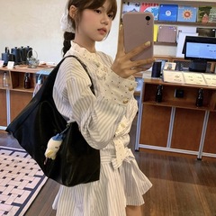 学院風のストライプは蝶結びのシャツのワンピースをつづり合わせます。