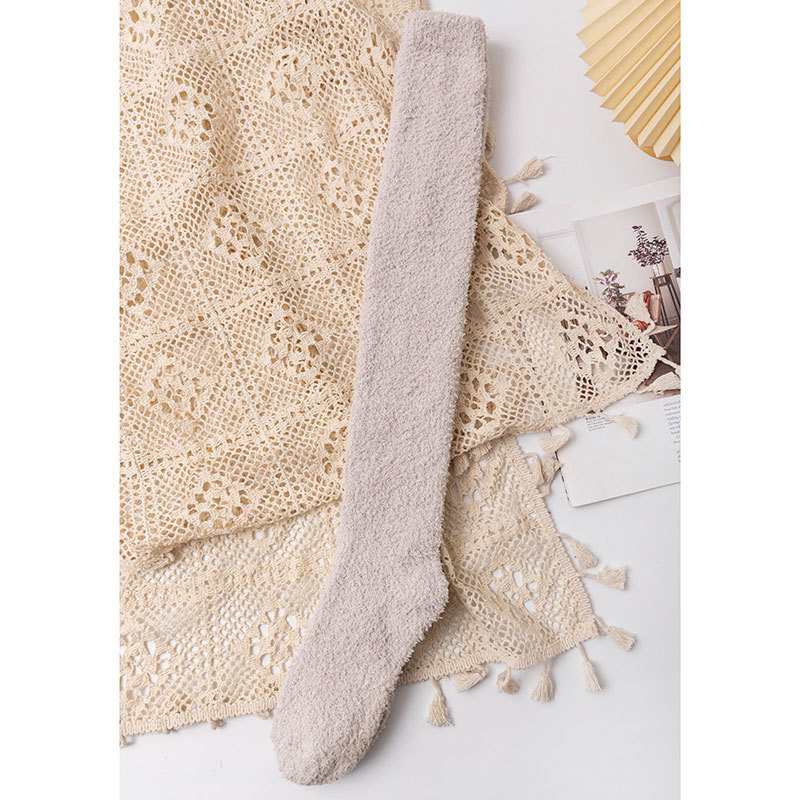 Medias de mujer sobre la rodilla calcetines altos cálido otoño e invierno Nuevos calcetines de terciopelo de coral de color sólido para mujer engrosados calcetines de dormir en casa