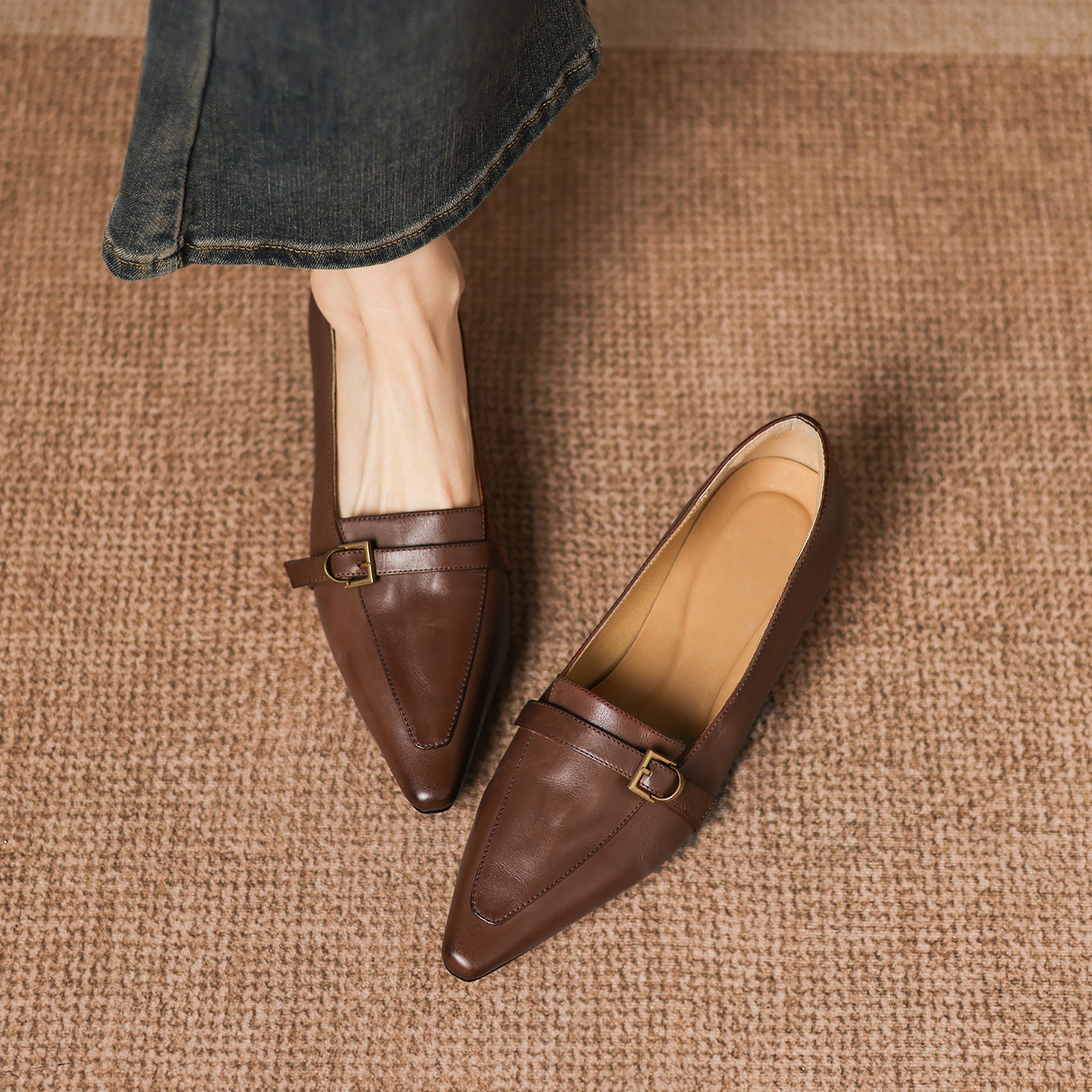 Giày da nữ mũi nhọn gót thấp phong cách vintage khóa thắt lưng — Vàng nâu