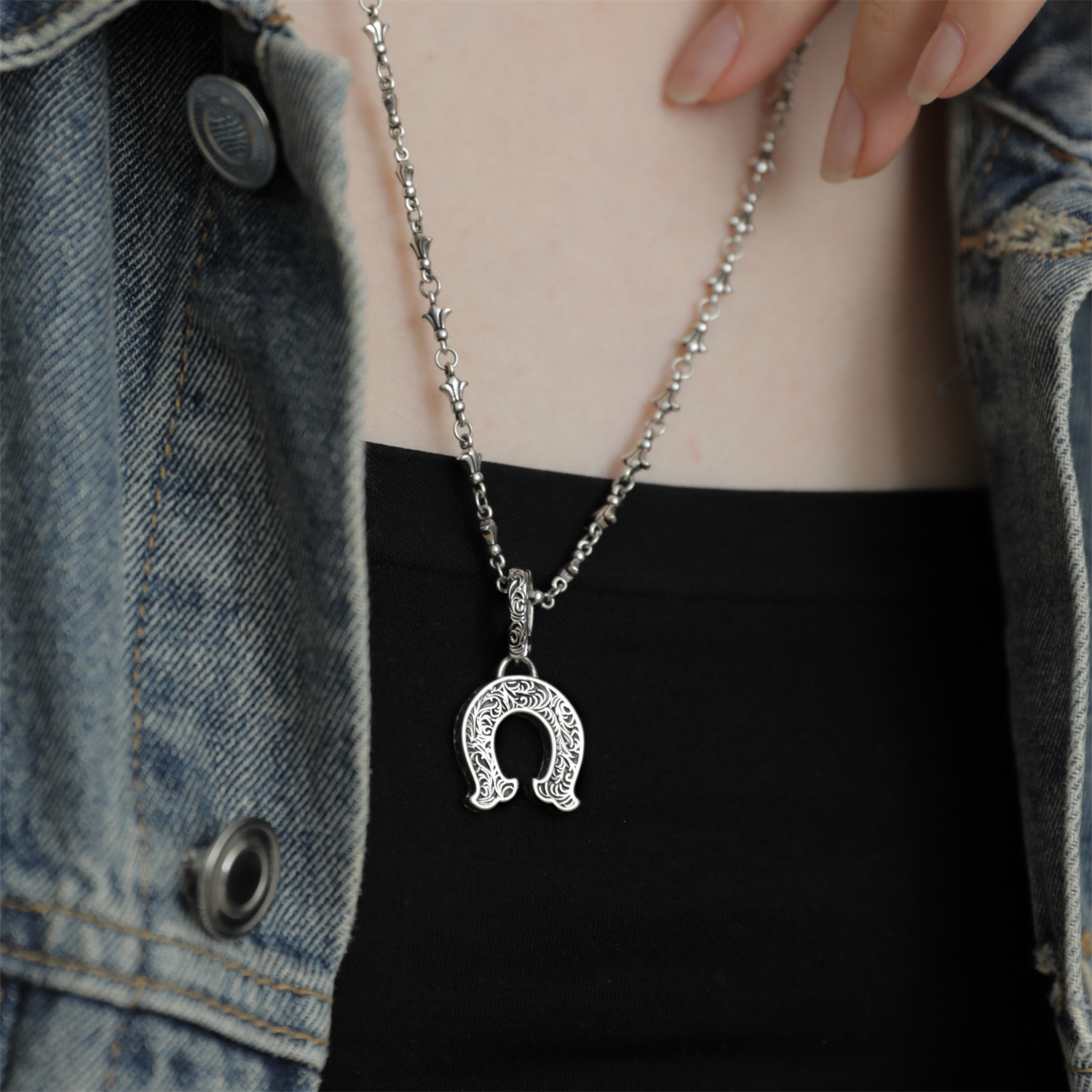 Ciondolo a ferro di cavallo design di nicchia alla moda nicchia di fascia alta stile trendy fresco_voghion.com