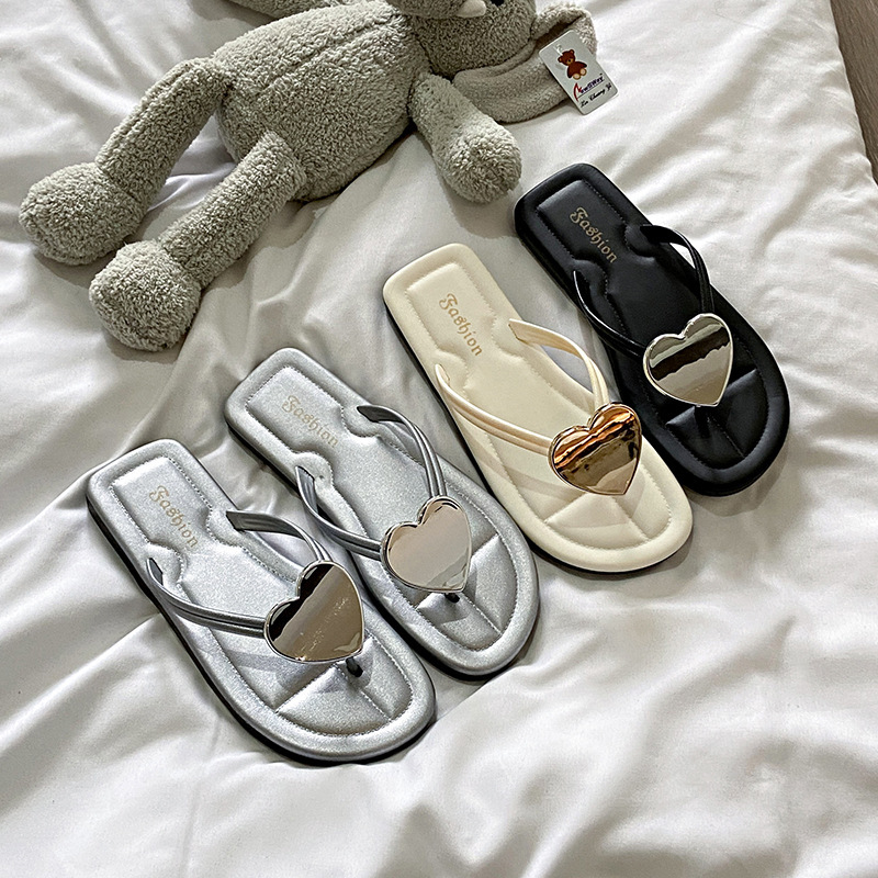 Nuevas chanclas de primavera y verano para mujer, zapatos de playa al aire libre simples y versátiles en forma de corazón melocotón, sandalias y zapatillas a juego de moda para niñas