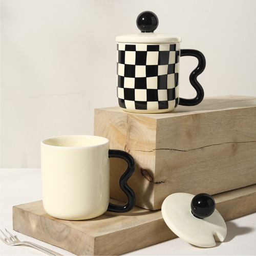 Checkerboard retro ceramic mug with lid, special handle cup, office coffee cup, household niche milk cup