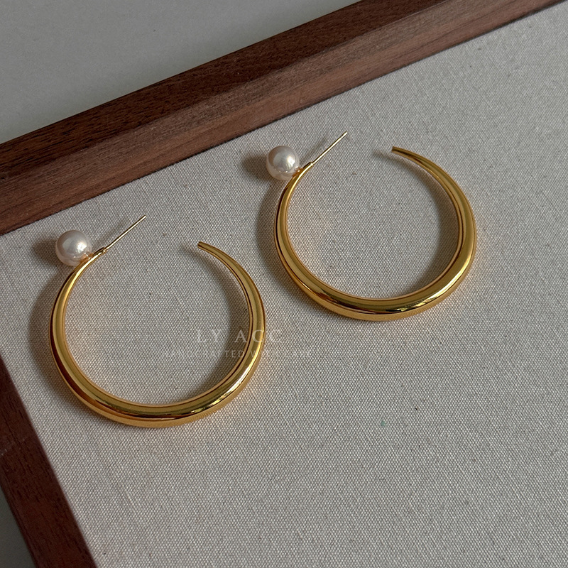 Glossy Gold C-Shaped Pearl Ear Hooks, Vintage Simple Curved Hoop Earrings, French Style, Suitable for Commuting, Elegant and Versatile Earrings