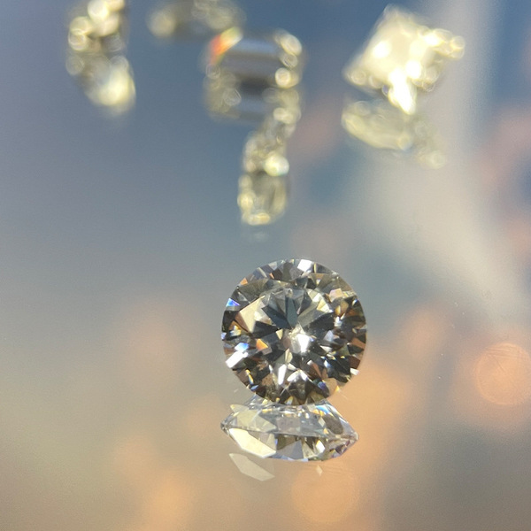 Synthesized watch with zircon