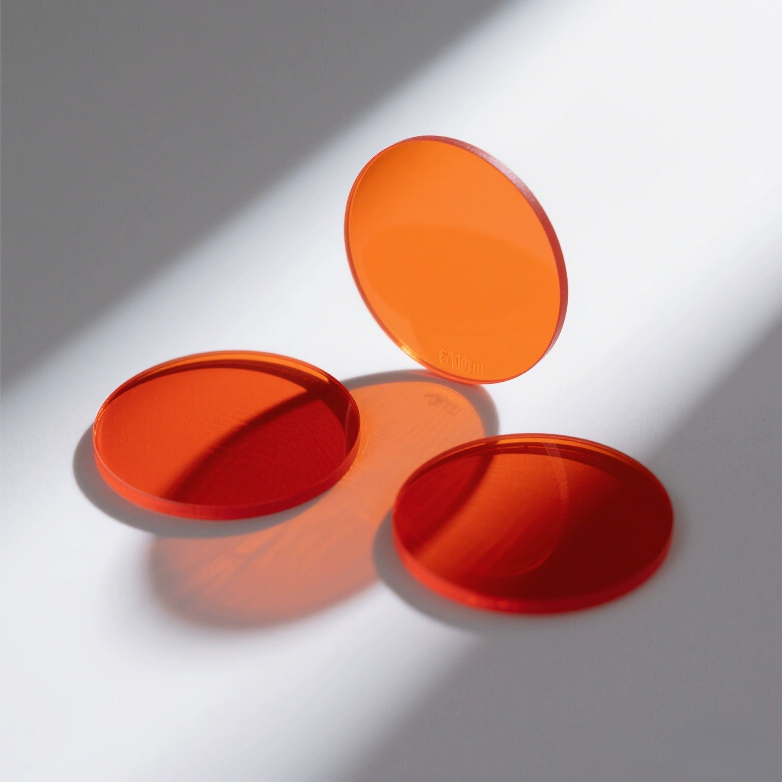 Широта полосы пропускания узкополосного фильтра 610 нм 20 ± 3 нм Высокая светопропускаемость > 90% Обнаружение кислорода в крови/обнаружение полупроводников