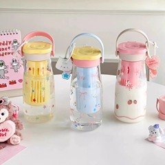 女の子のためのかわいいガラス製ウォーターカップ 2025 新しい高価値茶水分離カップストロー付きポータブル手持ちティーカップ