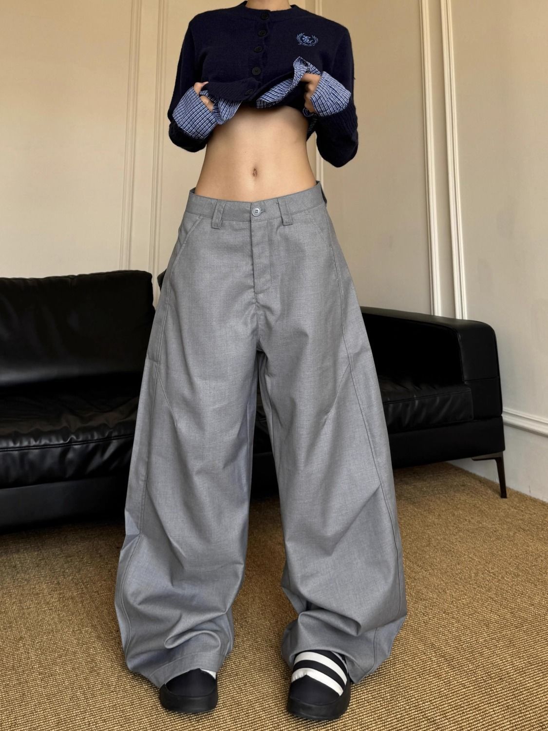 Pantalones de cimitarra gris simples y versátiles de alta gama 2025 silueta suelta plisada pierna ancha pantalones casuales de moda