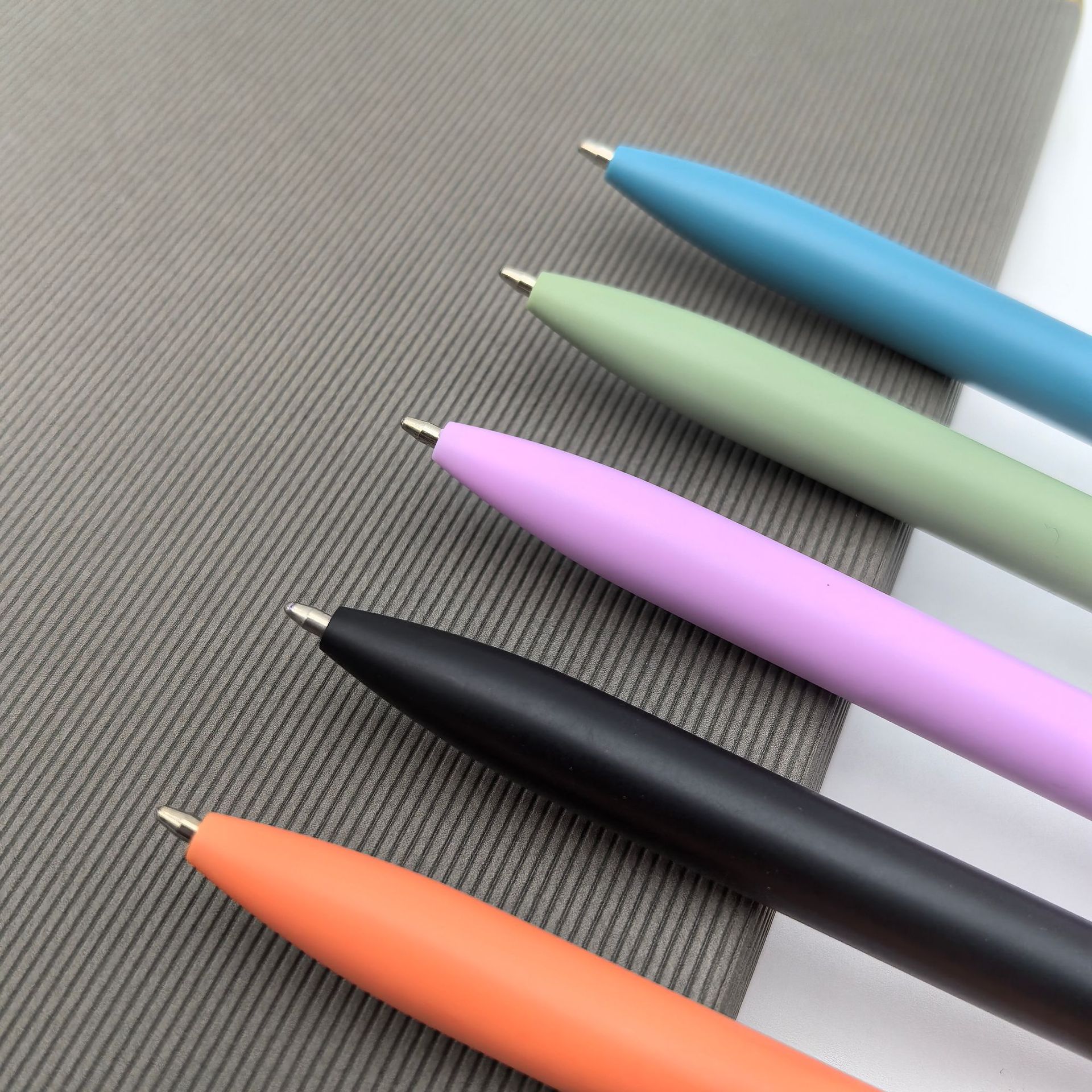 Bolígrafo giratorio de plástico de venta caliente transfronterizo, bolígrafo publicitario de varilla esmerilada, bolígrafo de hotel de color, logotipo personalizado, regalo