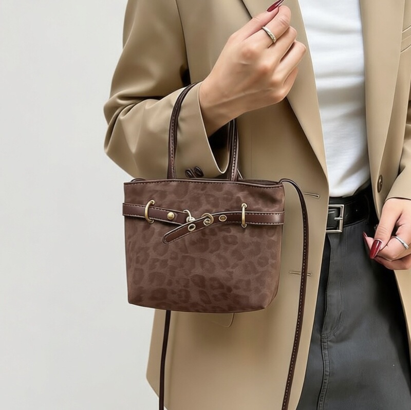 2026 Spring and Autumn New Trendy Wholesale Fashionable Cheap Handheld Retro Crossbody Bag Lightweight Leopard Print Versatile