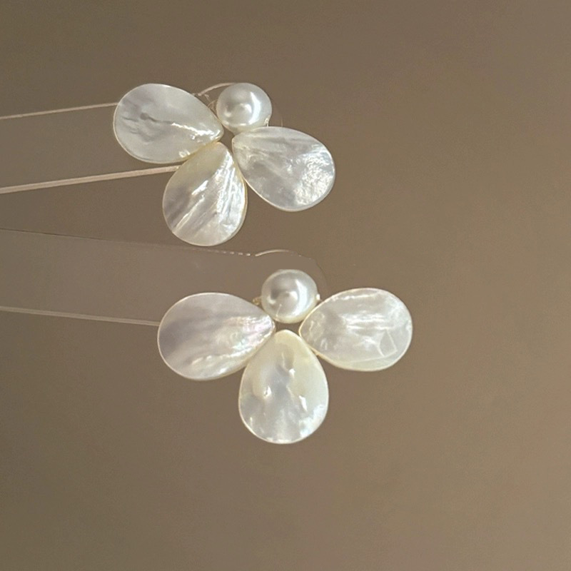 Flores dulces y elegantes transfronterizas, pendientes de perlas de amor, pendientes de estilo literario de moda de nicho, pendientes de todo fósforo con personalidad, mujeres