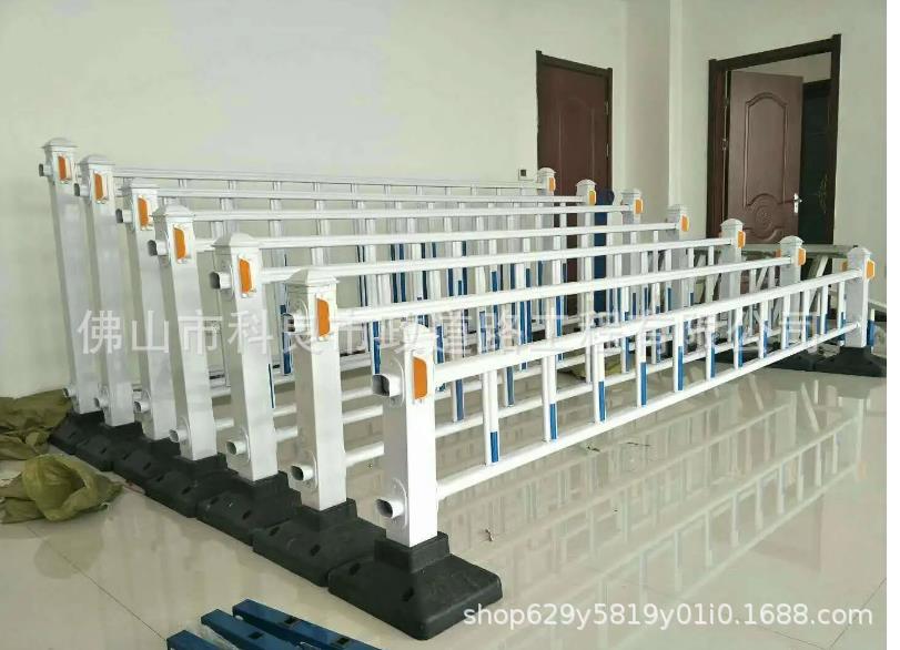 广东佛山厂家直销镀锌烤漆道路中央护栏  304不锈钢复合管护栏