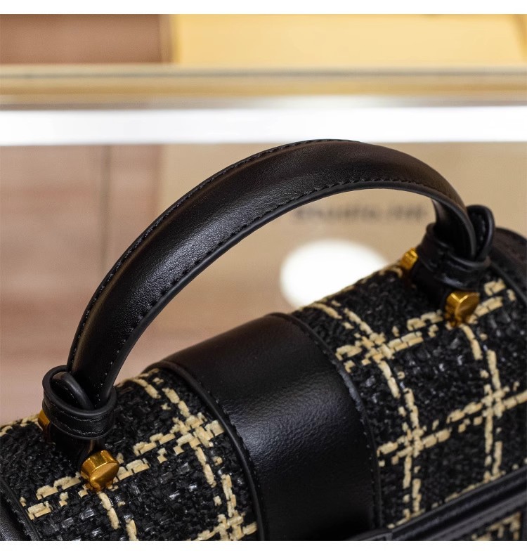 Túi xách tay da cổ điển vuông nhỏ phong cách Chanel, quai xách tay và đeo chéo — Màu đen w chi tiết 14