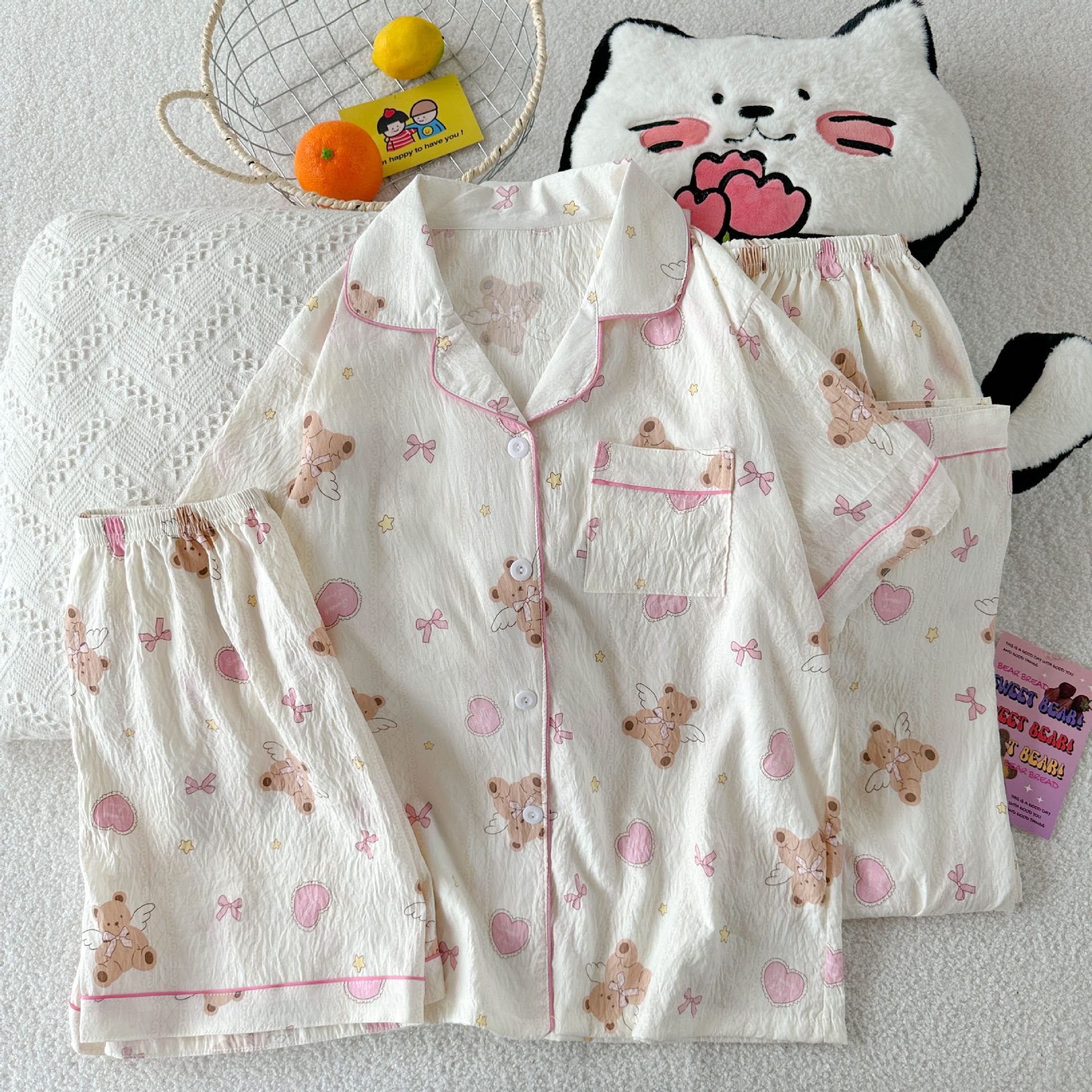 Al por mayor transfronterizo nuevo pijama de mujer tres piezas cardigan con solapa mangas cortas pantalones cortos KT gato dibujos animados cubierta de ropa doméstica