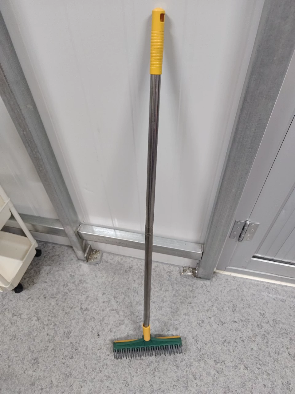 Щетка для ванной с длинной ручкой, щетка для пола для туалета и ванной, бытовая щетка с жесткой щетиной для чистки плитки, мощная жесткая щетина.