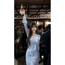 2025早秋穿搭新中式超仙扎染v领连衣裙女气质减龄微胖mm显长裙