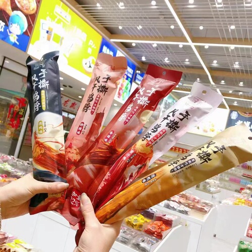 Enjoy the nostalgic taste of Hand-Torn Air-Dried Duck Necks—65g of sweet, spicy, and savory black duck seasoned with zesty cumin, perfect for a casual snack or treat!