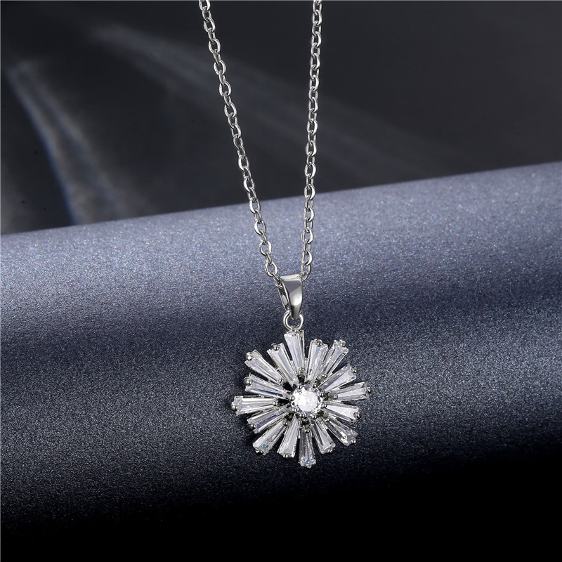 Korean Style Micro-inlaid Zircon Three-dimensional Snowflake Pendant Clavicle Chain Wholesale Nihaojewelry display picture 3