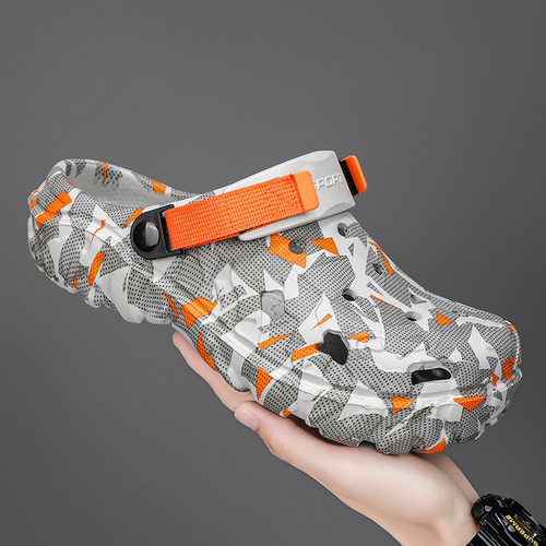 Summer breathable closed-toe beach shoes, plus-size, lightweight, soft-soled Crocs-style sandals—perfect for outdoor wear and casual men's footwear.