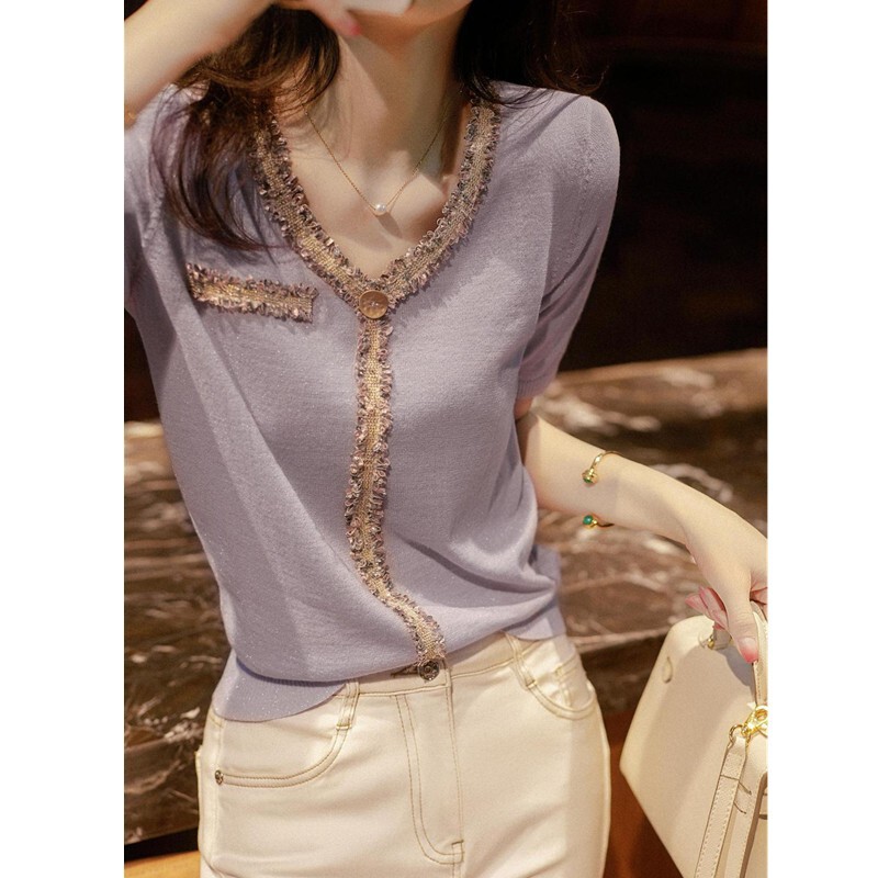 The beauty of the details elevates the taste of short-sleeved button lace V-neck knitted top