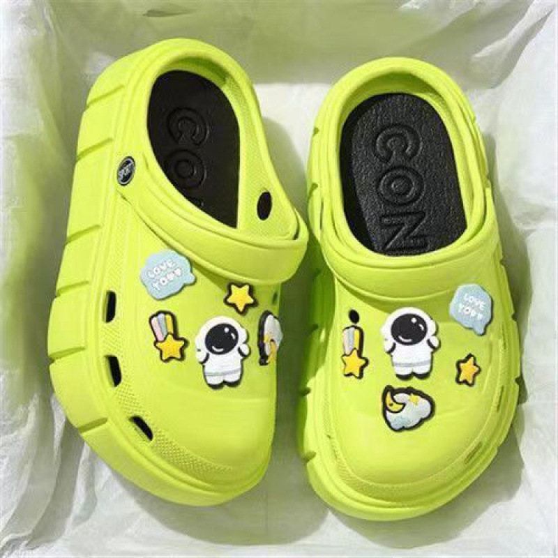 Zapatos de agujero de suela gruesa para mujer verano 2023 nueva celebridad en línea Princesa punta cerrada slip-on sandalias lindas ropa exterior para mujer