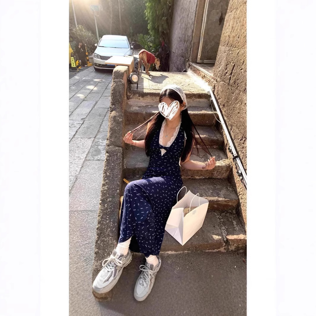 法式无袖挂脖蓝色繁花春夏新款韩系碎花拼接蕾丝V领设计感连衣裙
