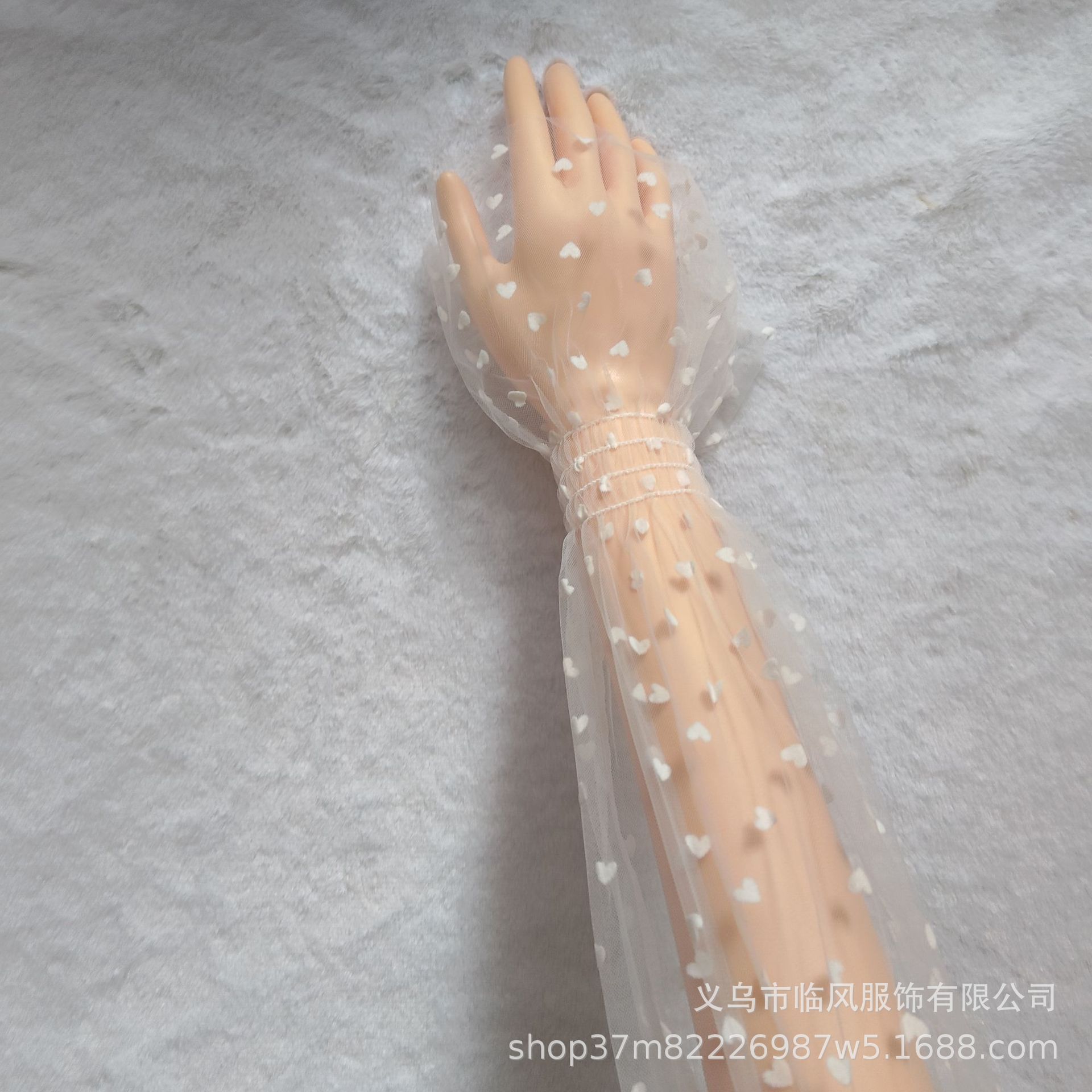 흰색 바탕에 큰 하트