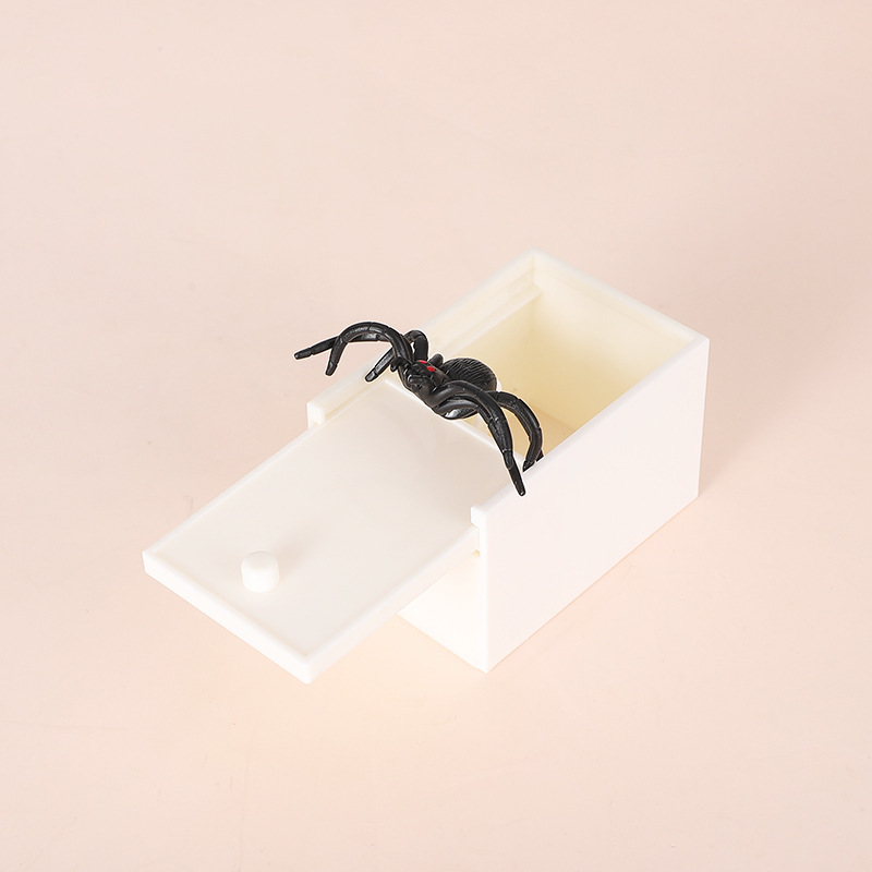 新しいプラスチックの箱のクモはびっくりして音を震わせます。|undefined