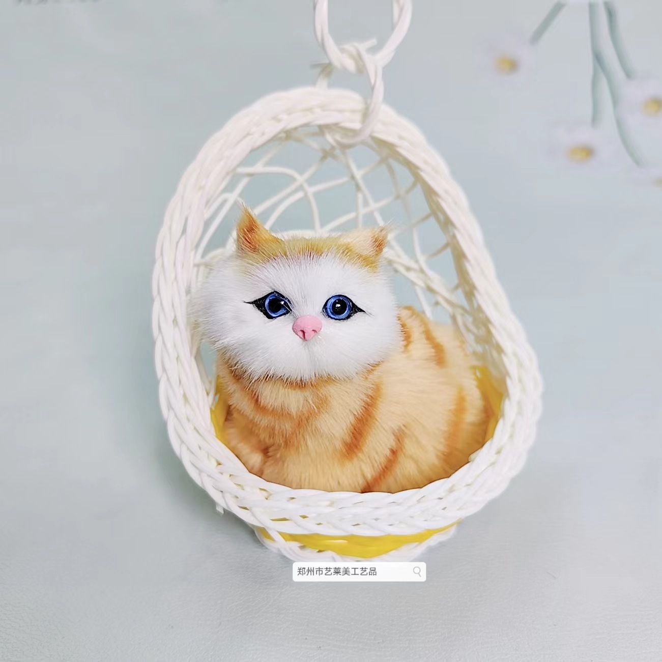 노란색 교수형 바구니 고양이는 울 수 있습니다