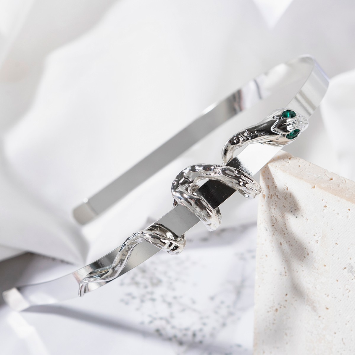 Diseño original europeo y americano Serpiente verde diadema de metal otoño femenino diseño de nicho alto sentido diadema personalidad estilo frío tocado