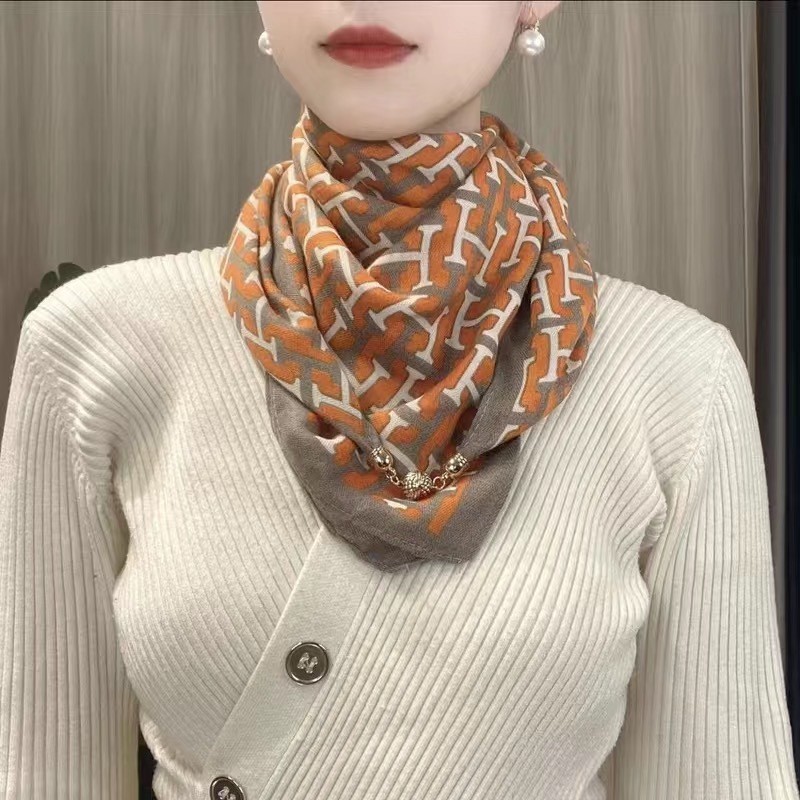 Damscarf i tryckt bomull med magnetspänne och trekantig form_voghion.com