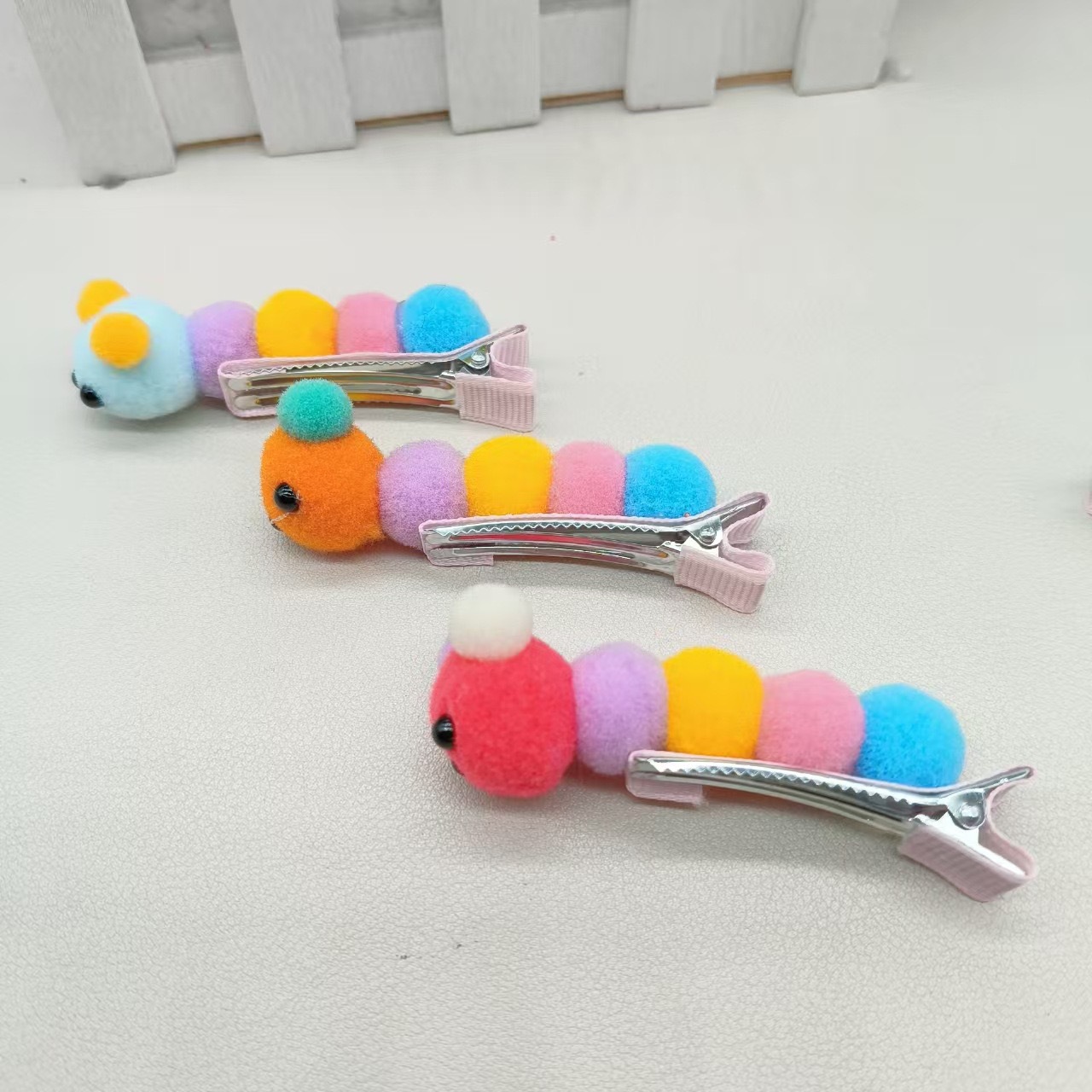 Nuevos niños peluche orugas simulación clip para el pelo para niños jardín de infantes regalos para niñas fábrica de clip para el pelo image 3