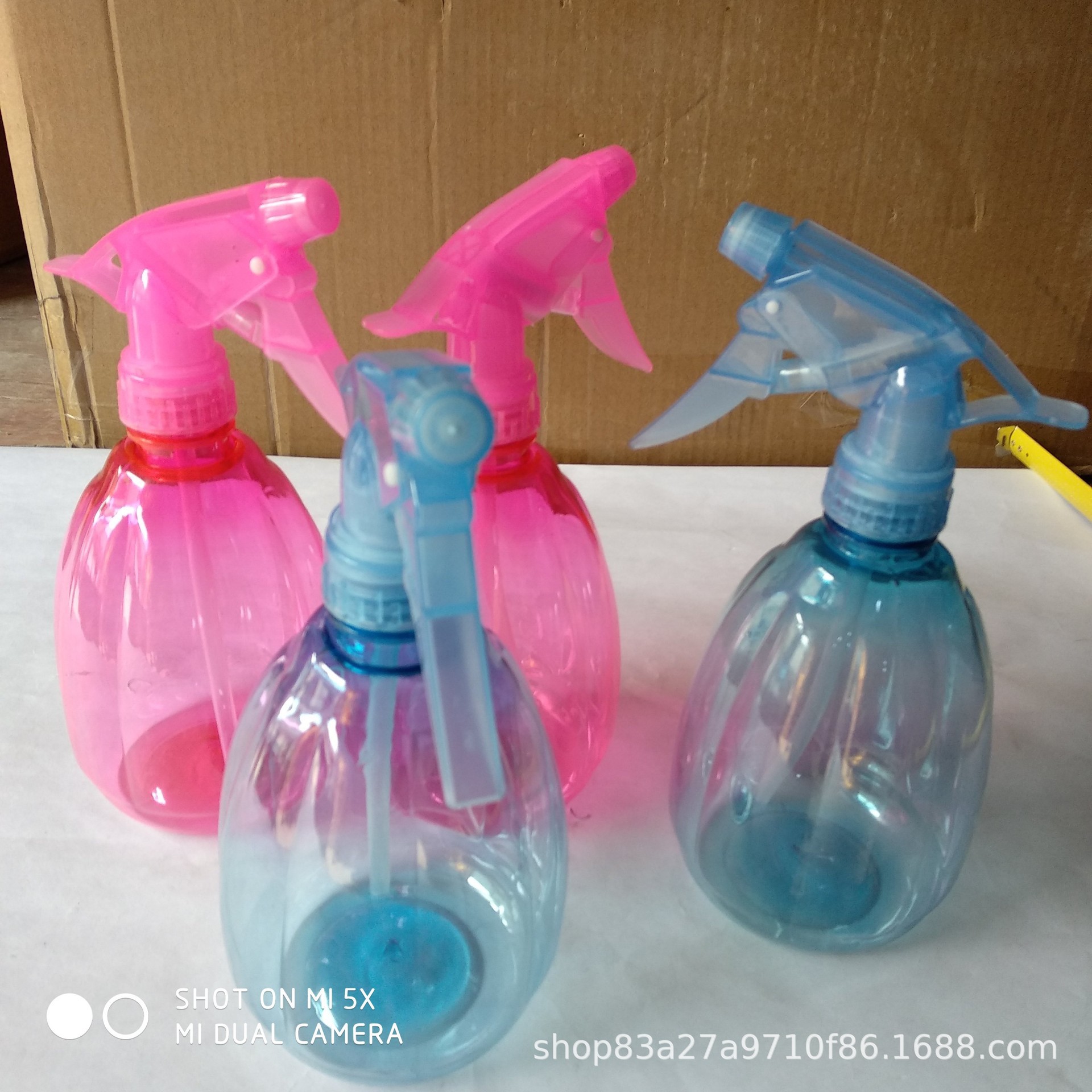 Dos yuanes de tiendas departamentales rociadores de agua de color caramelo tetera de agua rociador de flores pequeño tetera de pulverización de pepino tetera de pulverización de agua