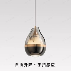 寝室のベッドの頭は現代的でシンプルです。