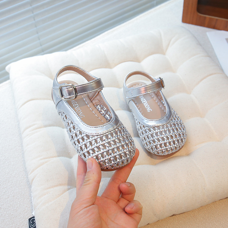 Sandálias de niñas trenzadas 2026 verano nuevos zapatos infantiles zapatos princesa zapatos de bebé con suela suave
