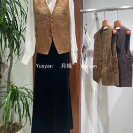 早秋鹿皮绒休闲马夹+边衬衣+丝绒半裙设计三件套