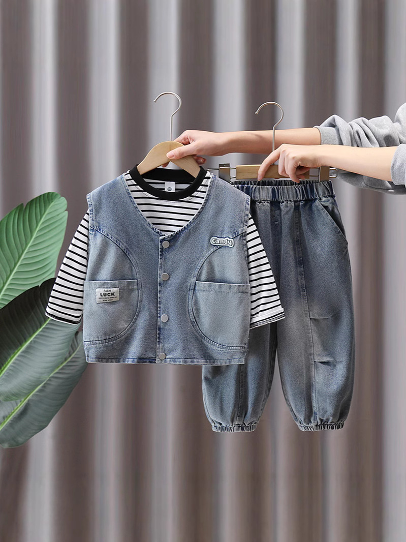 7098 traje de primavera para niños 2025 nueva camisa de fondo para niños guapos estilo de primavera y otoño traje de mezclilla coreana de tres piezas primavera