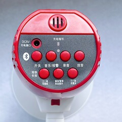 携帯の拡声器の大音量のスピーカーを持ってブルートゥースダブルカードのリチウム電気の拡声器のメーカーを挿して供給します。